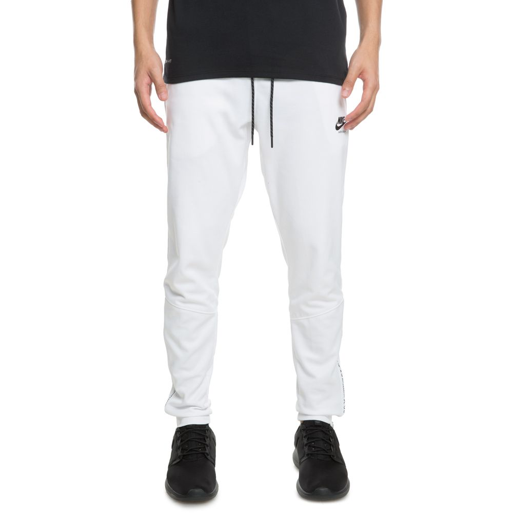 white nike trend fleece joggers