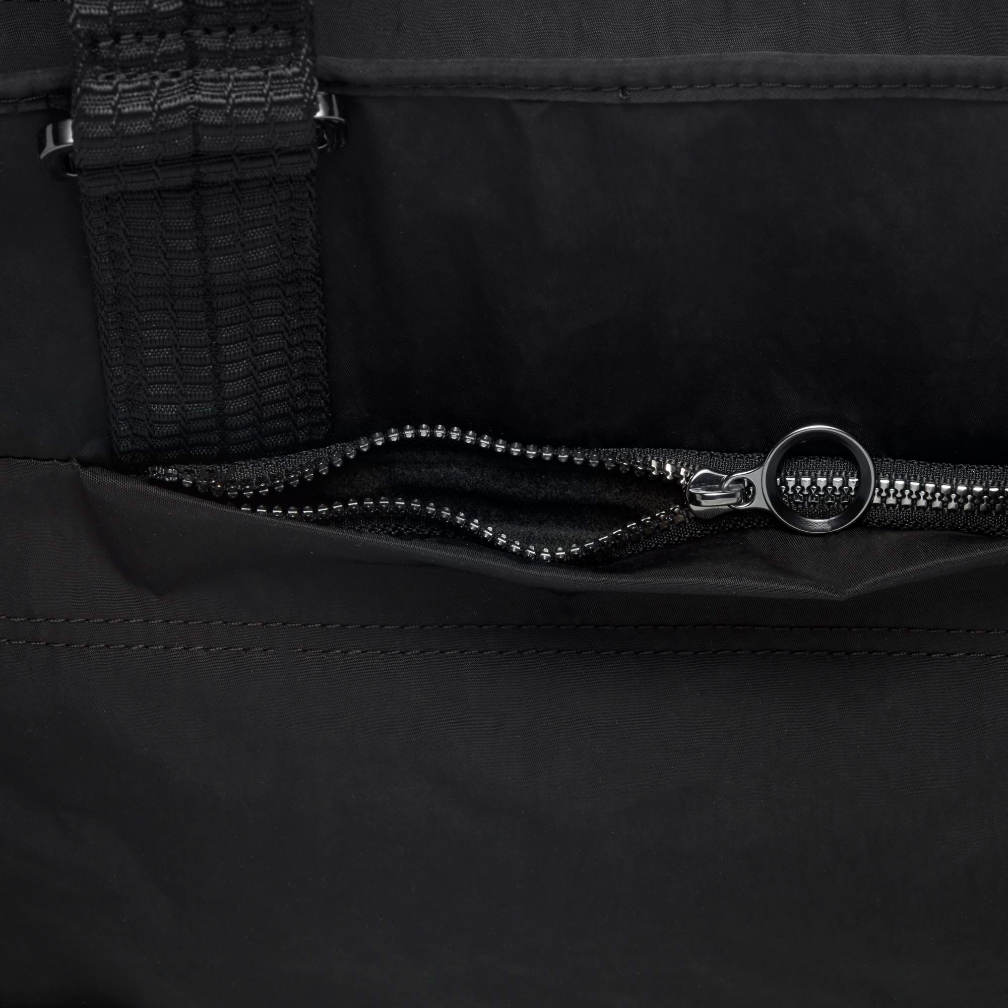 Nike Women's One Luxe Training Bag (32l) In Black