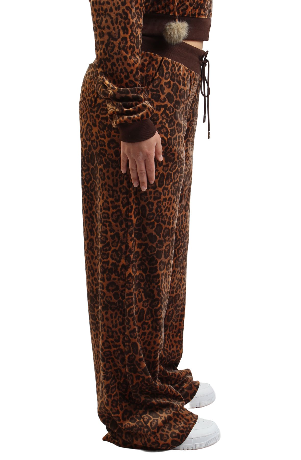 WWW_WOODHANGER ウォールナット　WHAT WE WANT TRUE RELIGION Velour Crystal Horseshoe Straight Leg Sweatpant