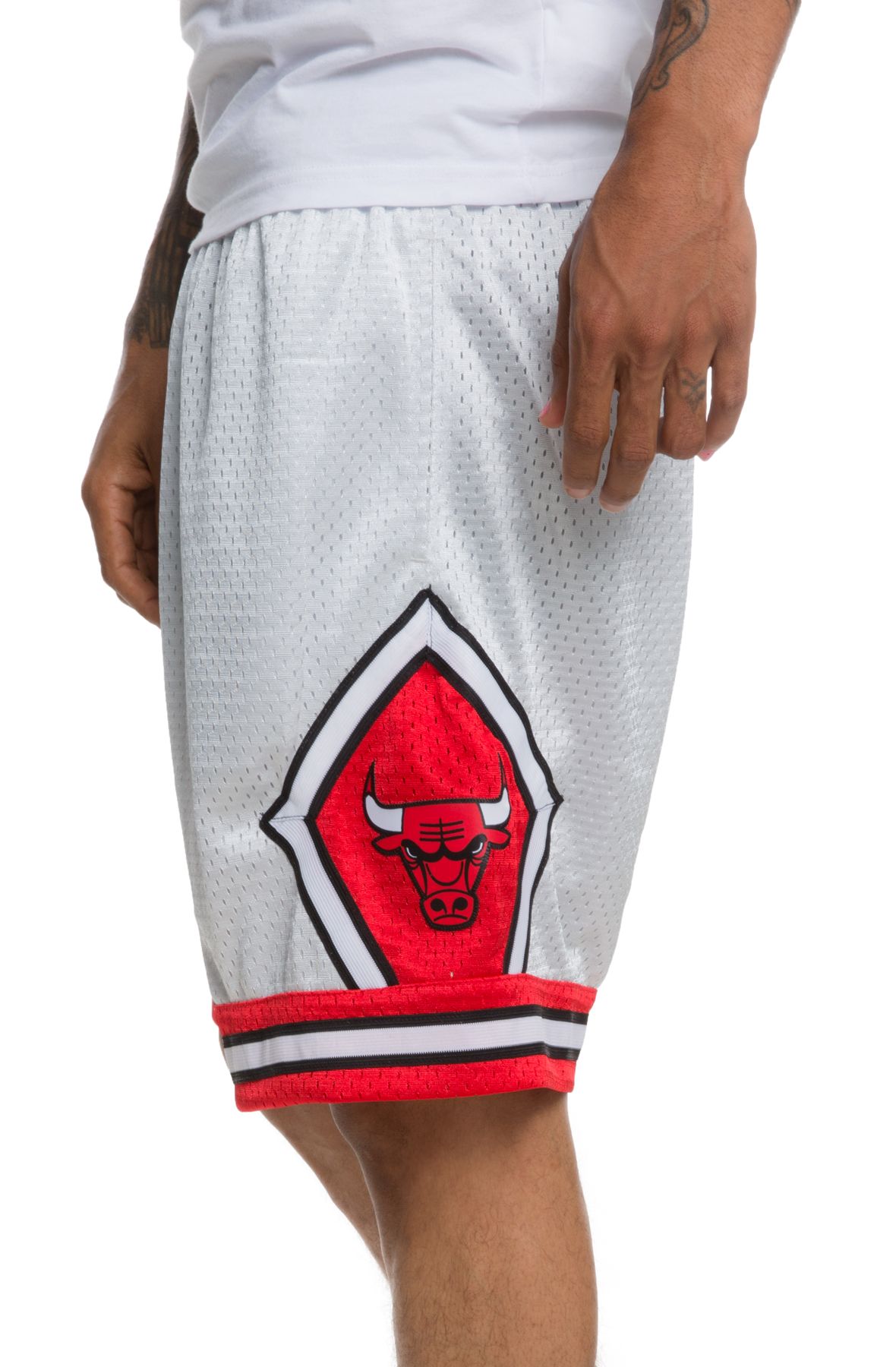 MITCHELL AND NESS BULLS PLATINUM SWINGMAN SHORTS SMSHNG18477-CBUSILV97 - Shiekh
