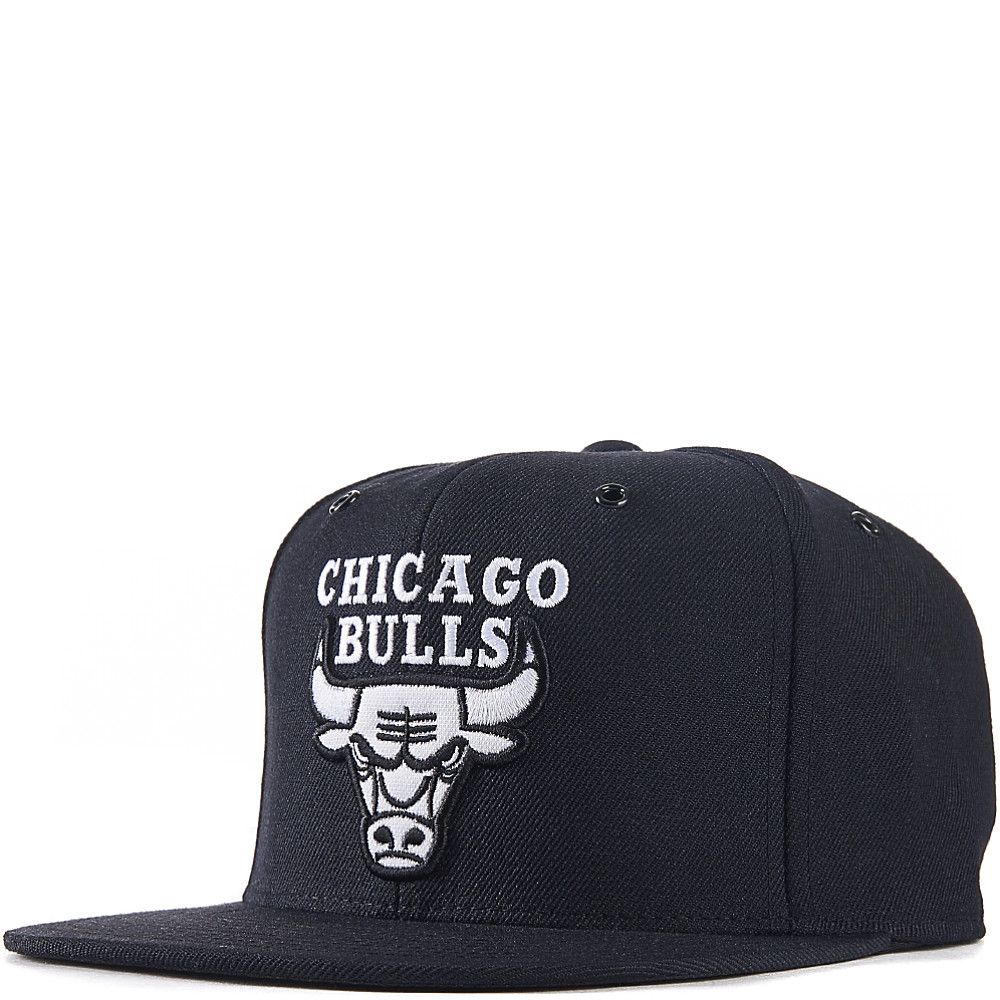 black and white chicago bulls hat