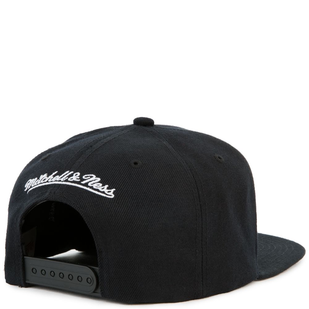 W Snapback MITCHELL AND NESS WARRIORS WOOL B/W SNAPBACK 6HSSMM18155-GSWBLCK - Shiekh