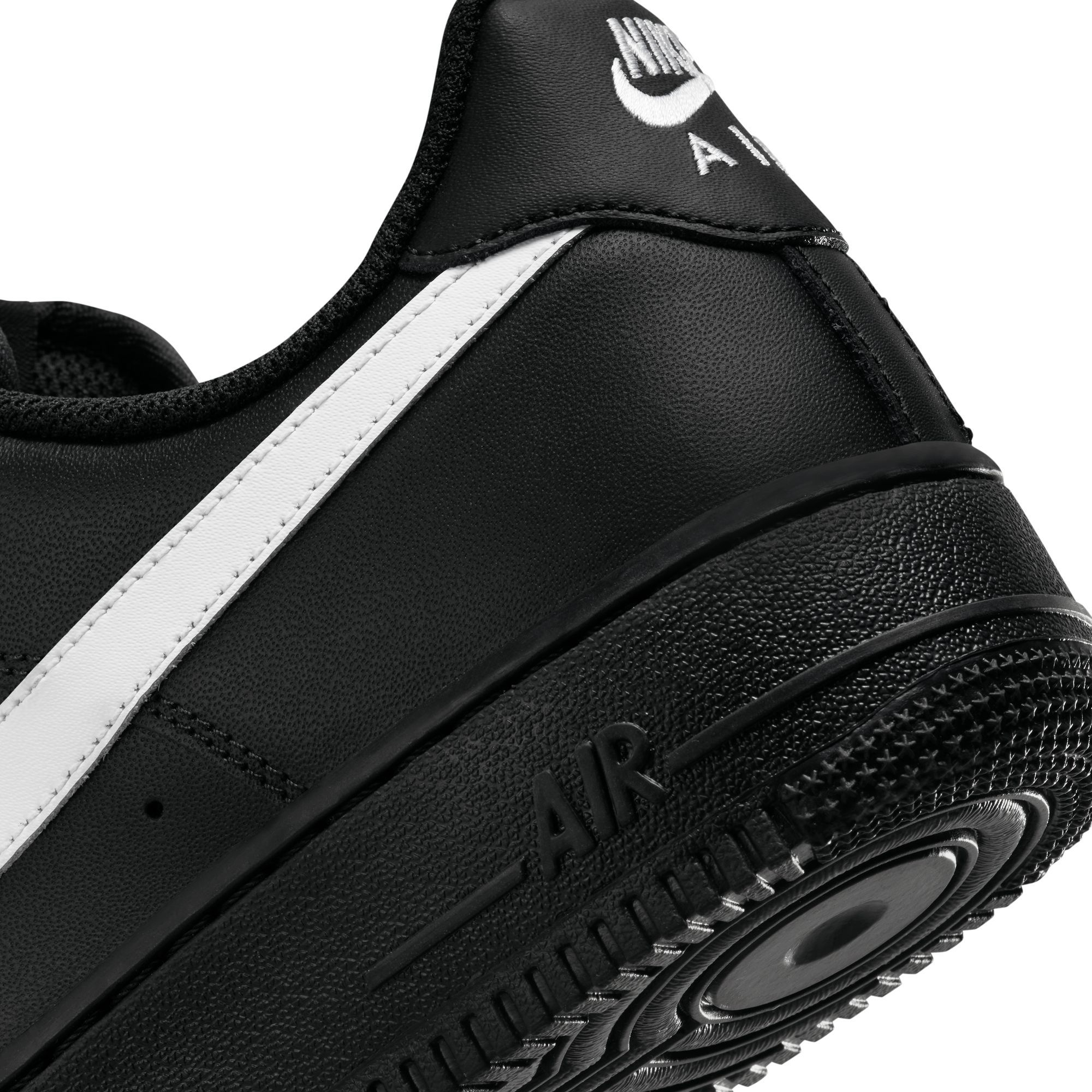 早い者勝ち！NIKE AIR FORCE 1 '07 FZ0627-010 NIKE Air Force 1 '07 FZ0627 010 - Shiekh
