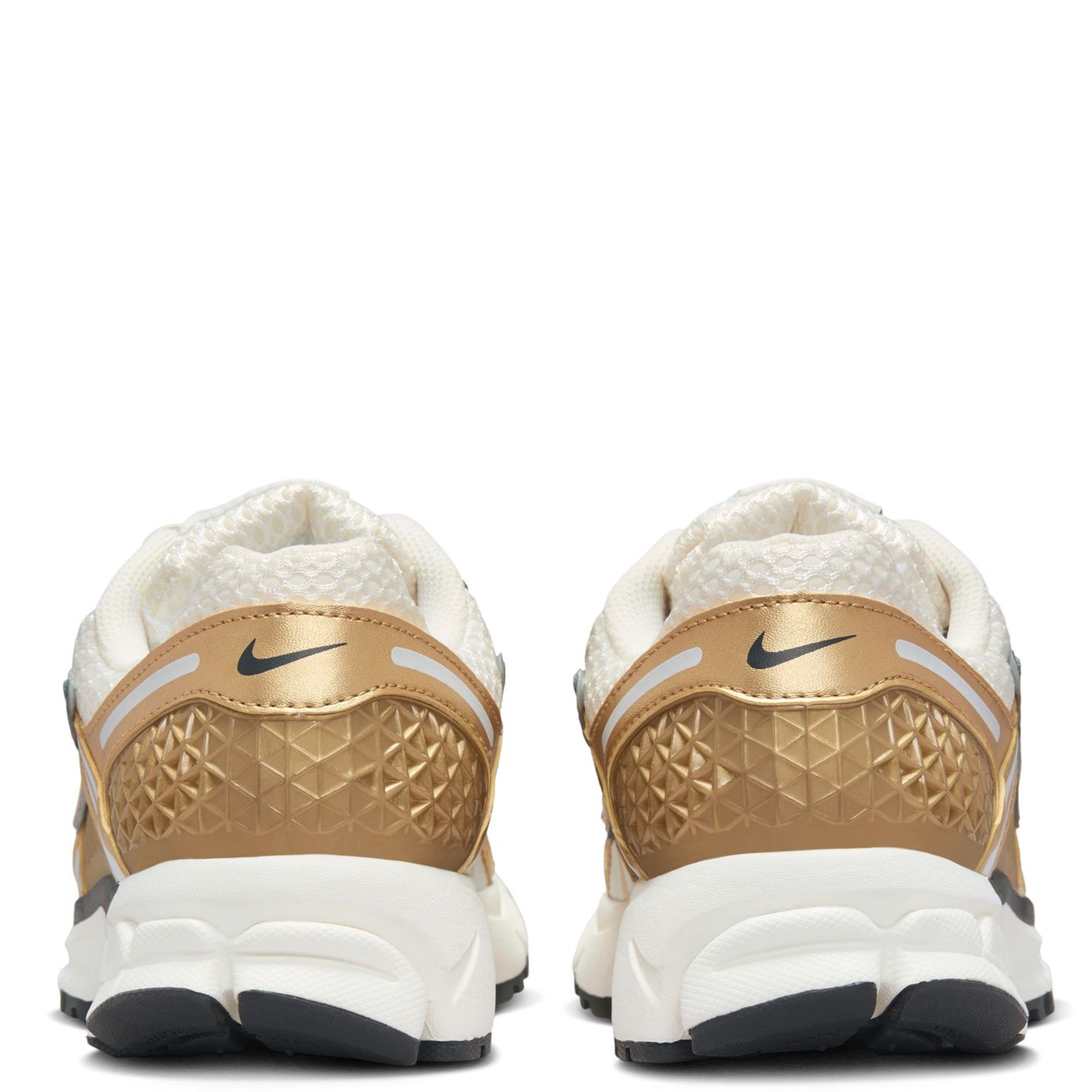 NIKE スムホメロ5レスアッフスニカ HF7723 100 楽天市場】ナイキ ズーム ボメロ 5 ゴールド NIKE W ZOOM VOMERO