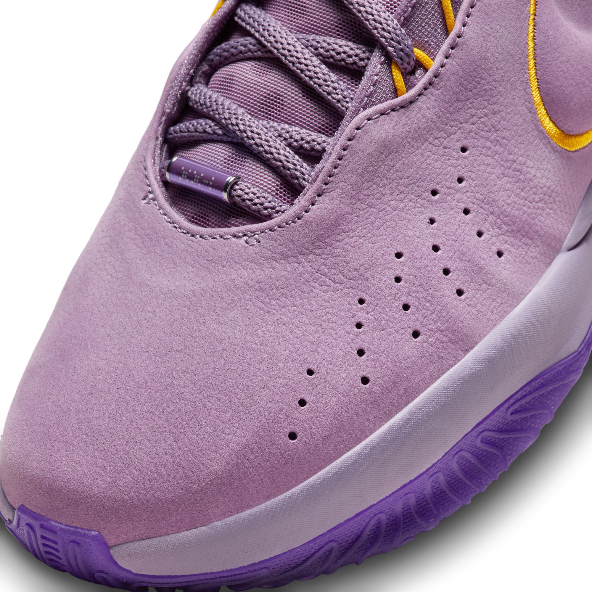 NIKE LeBron XXI 