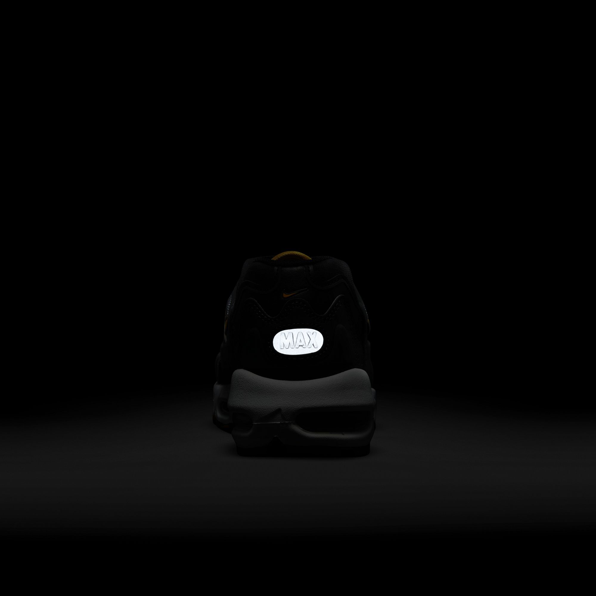 nike phantom noir et or