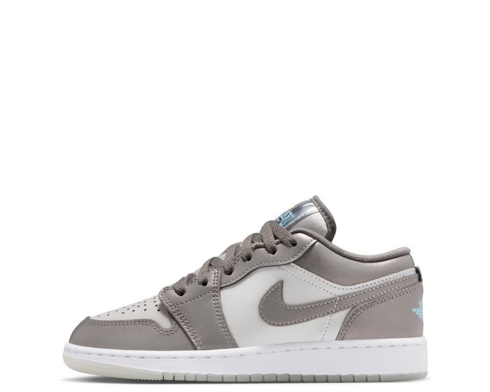 [ナイキ] エア ジョーダン 1 ロー SE [J AIR JORDAN 1 LOW SE] フラットピューター/フォトンダスト/ホワイト/ブルーチル HV4398-014 fd2abda999cce4e03fd40c79ca4ab5