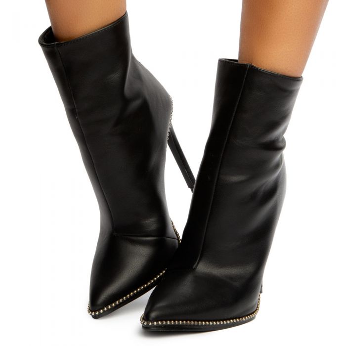 Gisele-147 Pointy Toe with Studs Boots Black