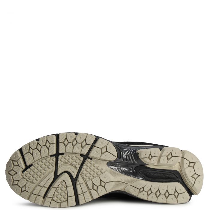 2002R Black with Timber Wolf and White