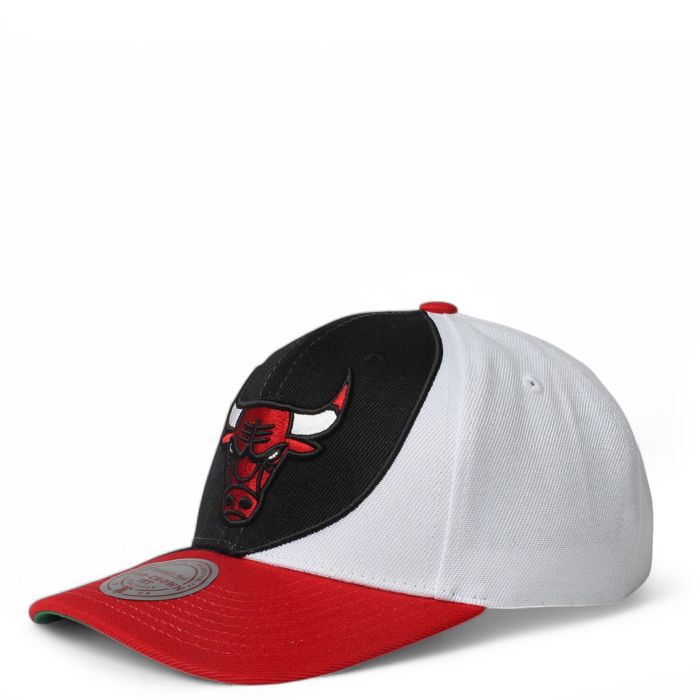 NBA Chicago Bulls Curved Pro Snapback  Black