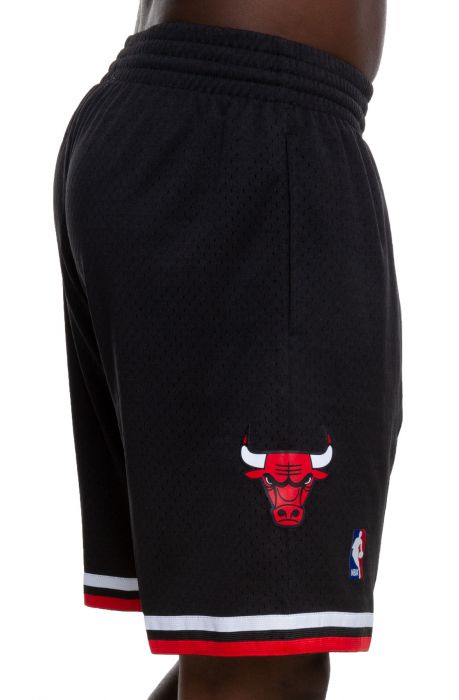 🏀 Get the NBA Swingman Shorts of the Chicago Bulls by Mitchell & Ness now!