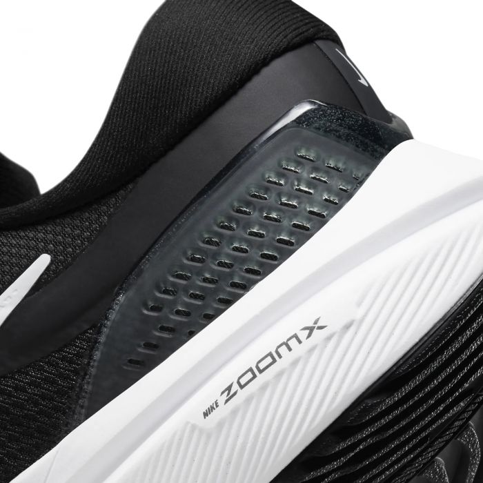 Vomero 16 Black/White