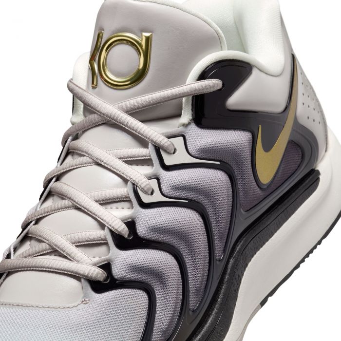 KD17 Lt Iron Ore/Metallic Gold-Black-Sail