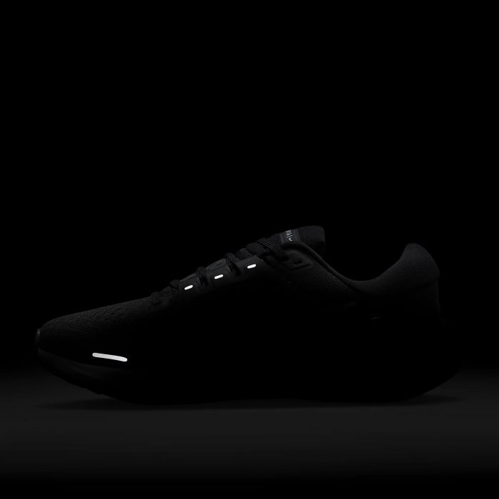 Vomero 16 Black/White