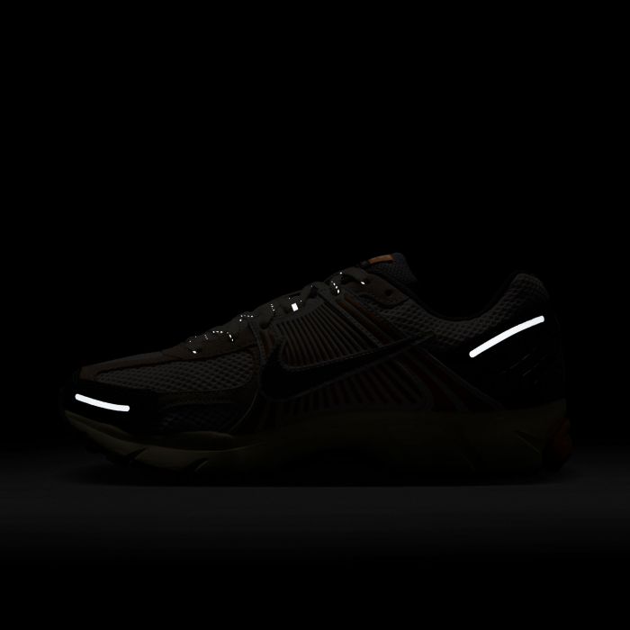 [NIKE] ズームボメロ5 IB7469-030 ファントム NIKE Vomero 5 IB7469 030 - Shiekh
