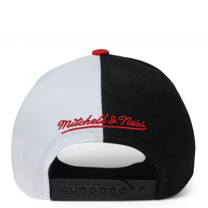 NBA Chicago Bulls Curved Pro Snapback  Black