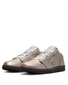 商品画像：Women's Air Jordan Retro 1 Low SE Casual Shoes | Finish Line 3